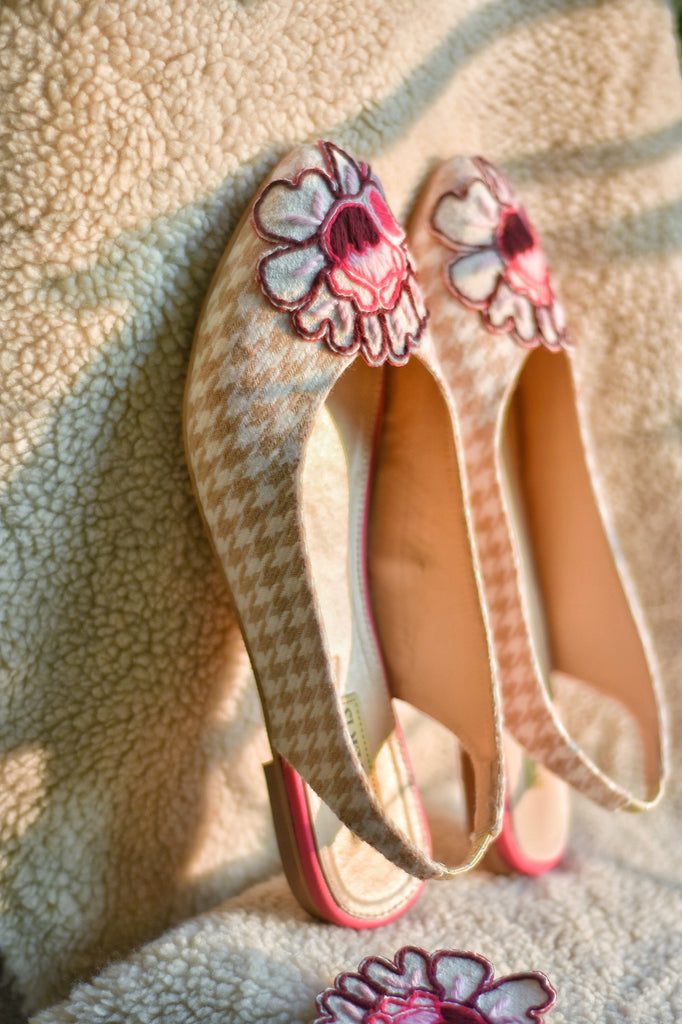 Houndstooth printed fabric sling back with appliqué floral on top